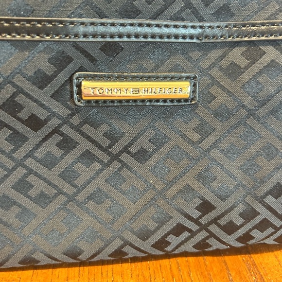 Tommy Hilfiger Black Wristlet Bag NWT - Picture 4 of 9